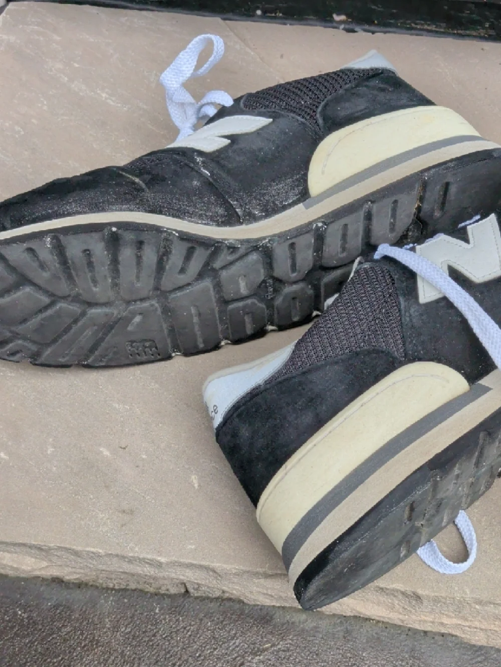 New Balance Men's Black and White Retro Low-Top Sneakers - Picture 5 of 7
